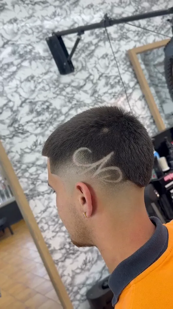 Diseño freestyle afeitado a navaja sobre un degradado