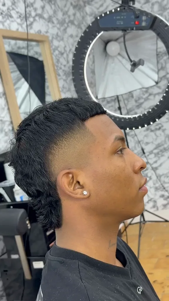 Mullet rizado con degradado alto