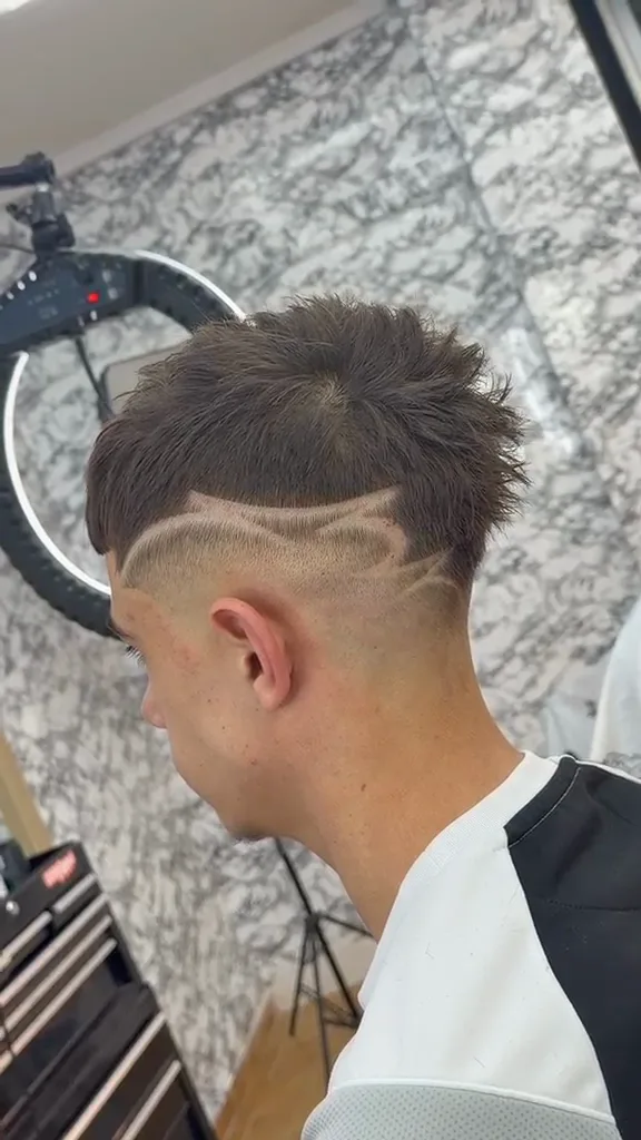 Líneas de diseño trazadas sobre el lateral rapado