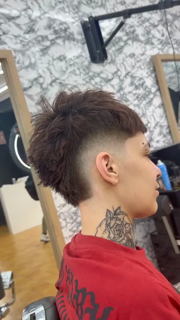 Mullet texturizado con la nuca despejada