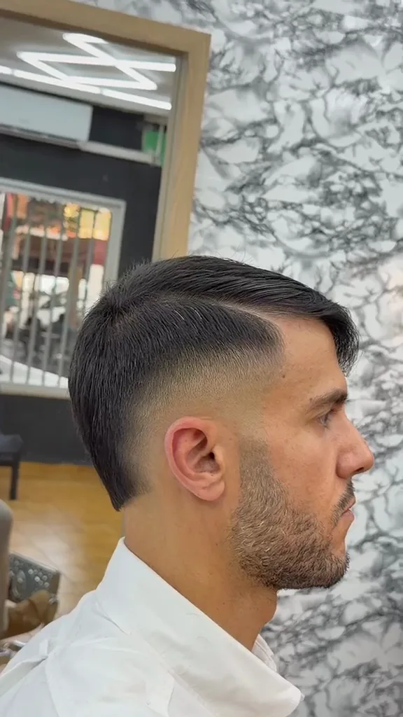 Corte clásico con degradado y barba perfilada