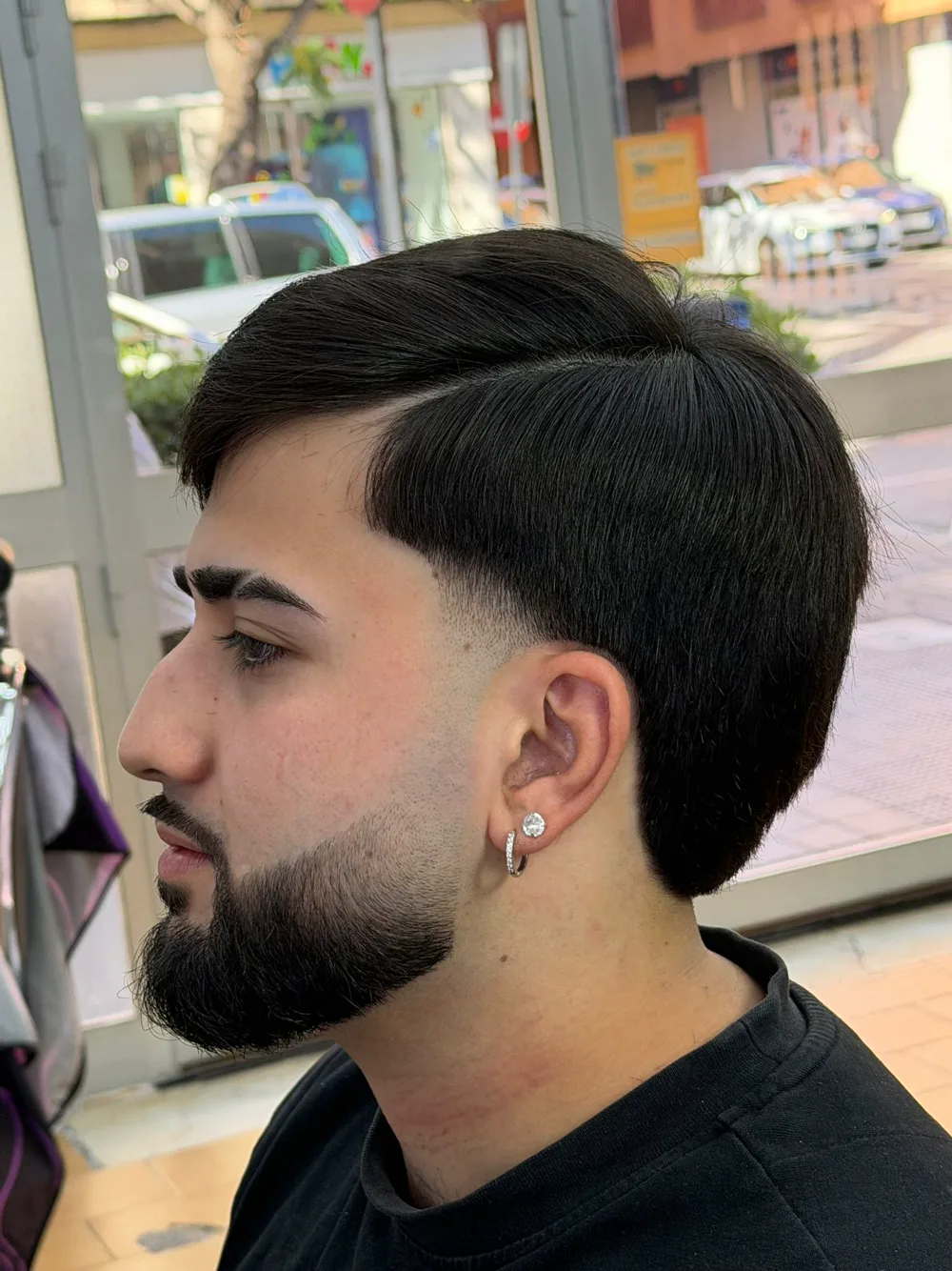 Corte de cortina con degradado bajo y barba perfilada, a la puerta de la barbería